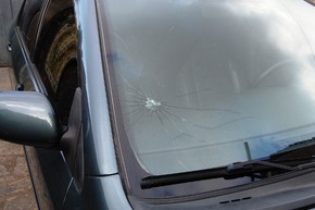 Carro usado pela cantora Jordania quando foi baleada ao fugir de um assalto (Foto: Inaê Teles/G1)