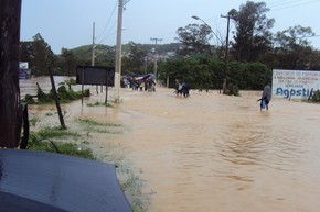 Rio das Mortes e Córrego do Lenheiro transbordaram em São João Del Rei, deixando a cidade alagada.  (Foto: Geraldo Assunção Rodrigues/VC no G1)