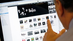 Os Beatles no iTunes: catálogo do grupo foi posto à venda na terça-feira (16), mas álbuns já ocupam parte de cima do ranking da loja de músicas digitais (Foto: Reuters)