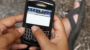 Usuário mexe em um smartphone BlackBerry (Foto: Enny Nuraheni/Reuters)
