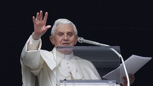 O papa Bento XVI abençoa fiéis neste domingo (23) no Vaticano.