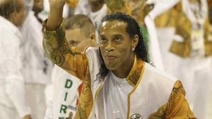 Ronaldinho Gaúcho desfilou pela Grande Rio (Foto: Rodrigo Gorosito/G1)