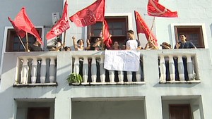 Estudantes na reitoria ocupada da Universidade Federal de Rondônia (Foto: Reprodução/TV Rondônia)
