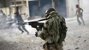 Combatente leal aos ex-rebeldes da Líbia atira contra kadhafistas em combate nesta quarta-feira (19) em Sirte (Foto: AP)