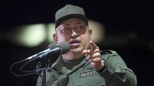 O presidente da Venezuela, Hugo Chávez, discursa nesta quinta-feira (17) durante cerimônia de formação de policiais (Foto: Reuters)