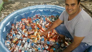 Carioca Felipe Oliveira se rendeu ao carnaval de Olinda e alugou uma casa na cidade. A turma está 'acompanhada' de 8,4 mil latinhas de cerveja e refrigerante (Foto: Luna Markman / G1)