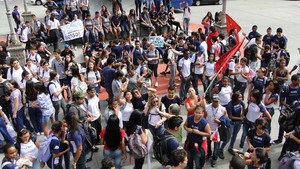 Estudantes fazem manifestação por meio-passe na Praça Sete, no Centro de Belo Horizonte. (Foto: Alex Araújo/G1)