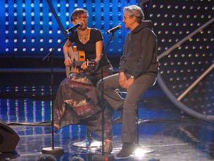Maria Gadú, que recebeu o prêmio de Melhor Álbum, canta 'Rapte-me, camaleoa' junto com Caetano Veloso (Foto: Alexandre Durão/G1)
