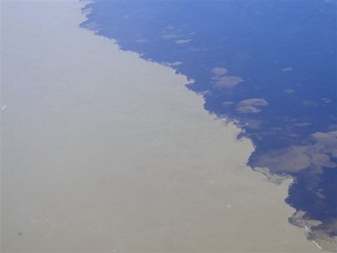 Vista aérea do encontro das águas do Amazonas e Negro, em frente a Manaus (Foto: Rede Globo)