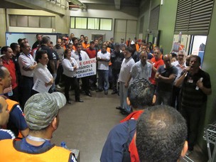 Trabalhadores de empresas aéreas e sindicalistas fazem assembleia em Cumbica