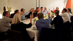O presidente dos Estados Unidos, Barack Obama, jantou com líderes de empresas de tecnologia, em San Francisco, na noite de quinta-feira (17). À esquerda de Obama está Steve Jobs, presidente da Apple que está em licença médica da empresa. À direita do pres (Foto: Divulgação/Casa Branca)