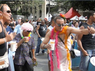 Há 36 anos, a Banda Mole faz parte da programação do carnaval em Belo Horizonte. A festa é realizada sempre uma semana antes da folia. Uma das marcas da Banda Mole são os homens fantasiados de mulher. (Foto: Humberto Trajano / G1)