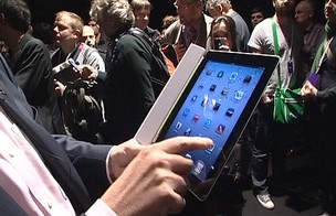 Repórter da BBC testa o iPad 2, lançado por Steve Jobs na quarta-feira (2) (Foto: Reprodução/BBC)