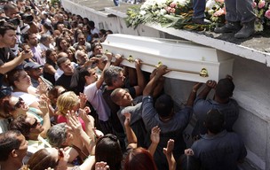 Multidão participa de funeral da estudante Larissa Silva Martins, uma das vítimas do massacre. (Foto: Ricardo Moraes/Reuters)