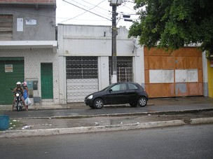 Imagem da casa (branca) onde o rapaz manteve namorada em cárcere (Foto: Você no G1)