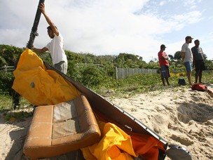 Banco de helicóptero é encontrado no mar, no litoral baiano, neste sábado (Foto: Joá Souza/Agência A Tarde/AE)