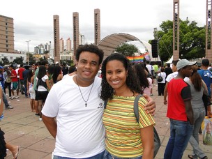 O casal Fabiano Borges e Carina Cruz foram ao evento. (Foto: Alex Araújo/G1)