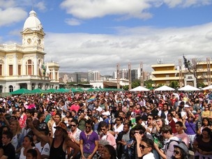 Uma multidão invadiu a Praça da Estação, no Centro de BH, neste domingo. (Foto: Alex Araújo/G1)
