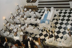 Nossa Senhora da Boa Morte no altar (Foto: Lílian Marques/ G1)