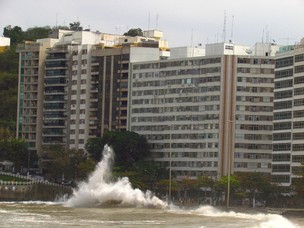 Ressaca atinge orla de Niterói na tarde desta quarta-feira (24); ondas podem chegar a 3,5 metros no final do dia (Foto: Marcelo Brasil Guimarães/VC no G1)