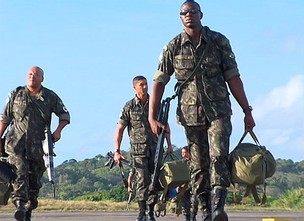 Soldados baianos desembarcam em Salvador após missão no Haiti (Reprodução/TV Bahia)
