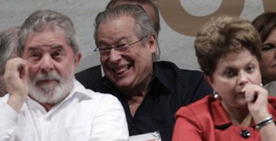 O ex-ministro José Dirceu atrás de Lula e de Dilma no congresso do PT (Foto: Reuters)