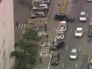 Agência bancária de shopping é alvo de criminosos na Zona Leste de SP (Foto: Reprodução/TV Globo)