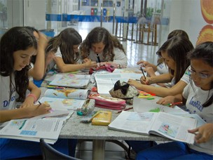Alunas do Instituto Dom Barreto estudam na biblioteca (Foto: Divulgação)