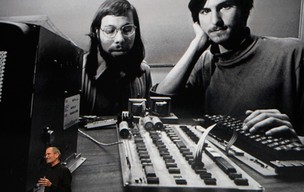 Jobs mostra uma foto sua com Steve Wozniak, com quem fundou a Apple, nos primeiros dias da companhia, fundada em 1976 (Foto: Kimberly White/Reuters)