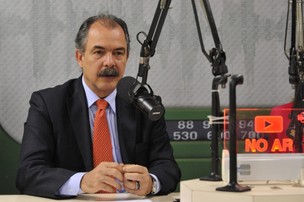 O ministro Aloizio Mercadante durante entrevista em programa de rádio (Foto: Elza Fiúza / Agência Brasil)