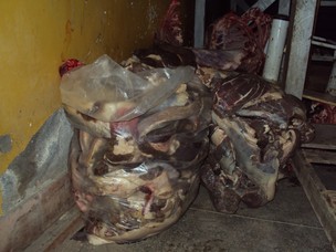 Meia tonelada de carne clandestina é apreendida em Gandu (Elton Gonçalves/Rádio Patrulha)