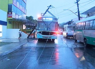 Ônibus derruba poste em Cajazeiras (Reprodução/TV Bahia)