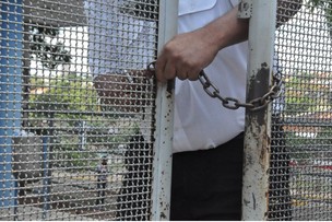 Segurança tranca os portões em local de prova do Enem (Foto: Ricardo Campos Jr. / G1 MS)