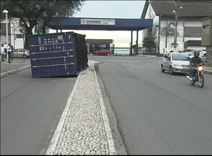 Carreta tomba na entrada de retorno e interdita rua no Comércio (Reprodução TV Bahia)