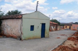 Casa fica no meio de pista após obra da prefeitura de Canudos (Romulo Rebelo/Canudos.Net)