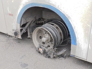 Após terem cerco furado, policiais estouram pneus de ônibus sequestrado (Foto: Walter Paparazzo/G1 PB)
