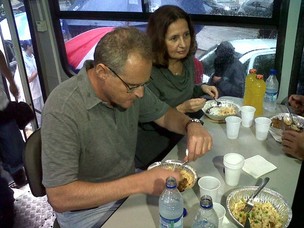 Beltrame almoçou junto com a chefe da Polícia Civil Martha Rocha no ônibus do Bope (Foto: Carolina Lauriano/G1)