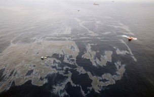 Vazamento ocorreu em campo operado pela companhia norte-americana Chevron (Foto: Divulgação Governo do Rio/AP)