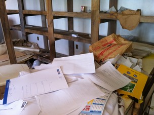 Construtora fecha e deixa documentos de clientes jogados (Imagens/TV Bahia)
