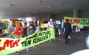 Manifestação contra votação do Código Florestal na chapelaria do Congresso (Foto: Iara Lemos / G1)