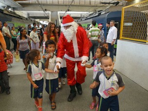 Papai Noel no metrô do Recife (Foto: Katherine Coutinho / G1 PE)
