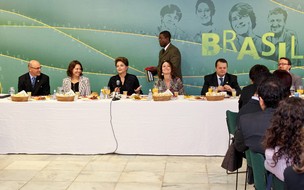 A presidente Dilma Rousseff em encontro com jornalistas no Palácio do Planalto (Foto: Roberto Stuckert Filho / Presidência)
