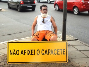 Ação da EPTC para conscientizar as pessoas sobre acidentes no trânsito, em Porto Alegre (Foto: Jessica Mello/G1)