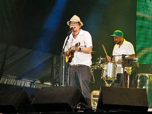 Fred Zero Quatro comanda a banda Mundo Livre S/A na festa da virada no Recife (Foto: Poullainn Neuve)