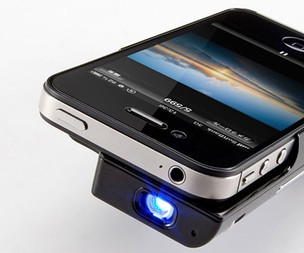 Projetor para iPhone 4 e 4S recarrega bateria 
do celular (Divulgação)