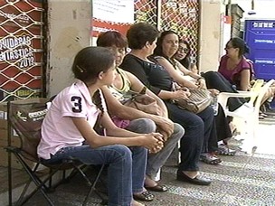 Consumidores fazem fila um dia antes do início de liquidação em Caxias do Sul, no RS (Foto: Reprodução / RBS TV)