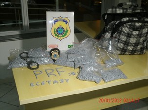 Comprimidos foram encontrados em mochila de jovem (Foto: Divulgação/PRF-SC)
