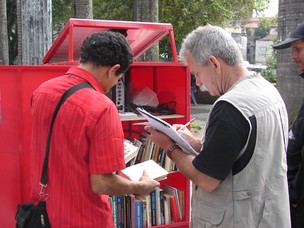 Apesar de ser voltado para moradores de rua, Robson empresta livros para qualquer pessoa interessada (Foto: Clara Velasco/G1)