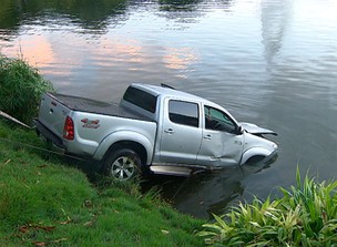 Motorista perde controle da direção e caminhonete cai na água do Dique (Imagem/TV Bahia)