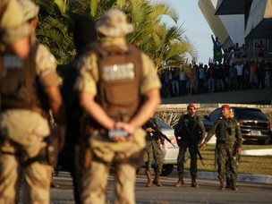 Greve PM: Forças Armadas cercam Assembleia Legislativa da Bahia  (Foto: Egi Santana/ G1)